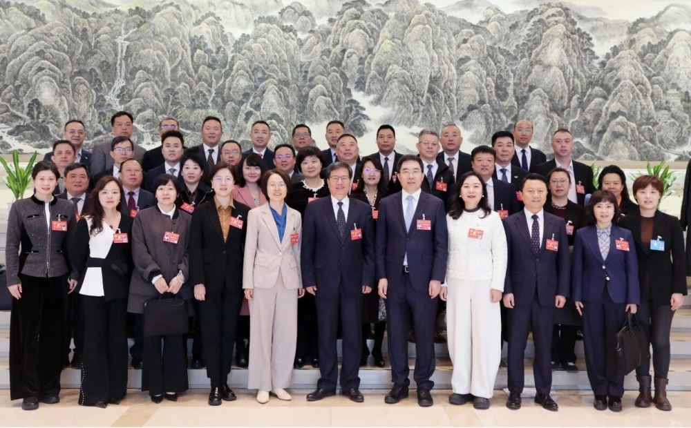 ���̼�֤�ܶ� ��ְ������ƪ�������������ί����������չ���